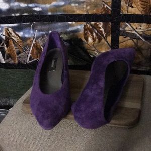 Size 9B purple suede low heel shoes